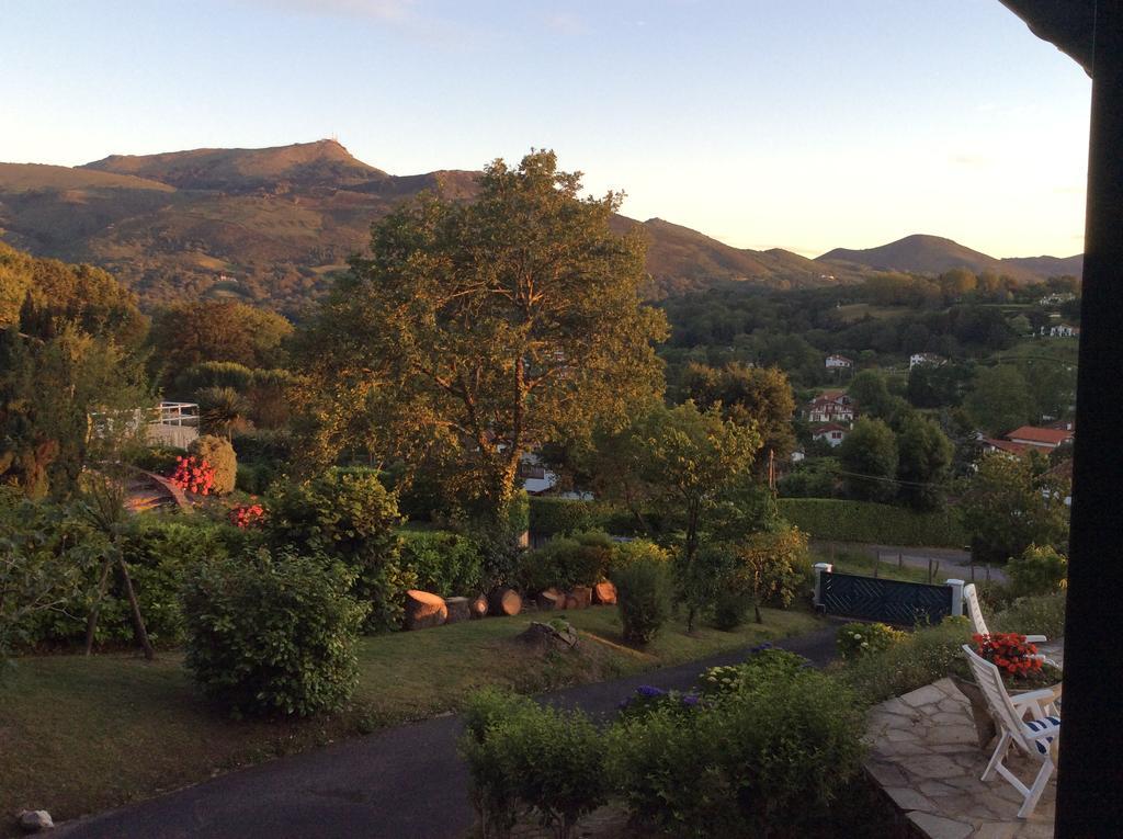 Guest House Maison Iratzean Ascain Bagian luar foto